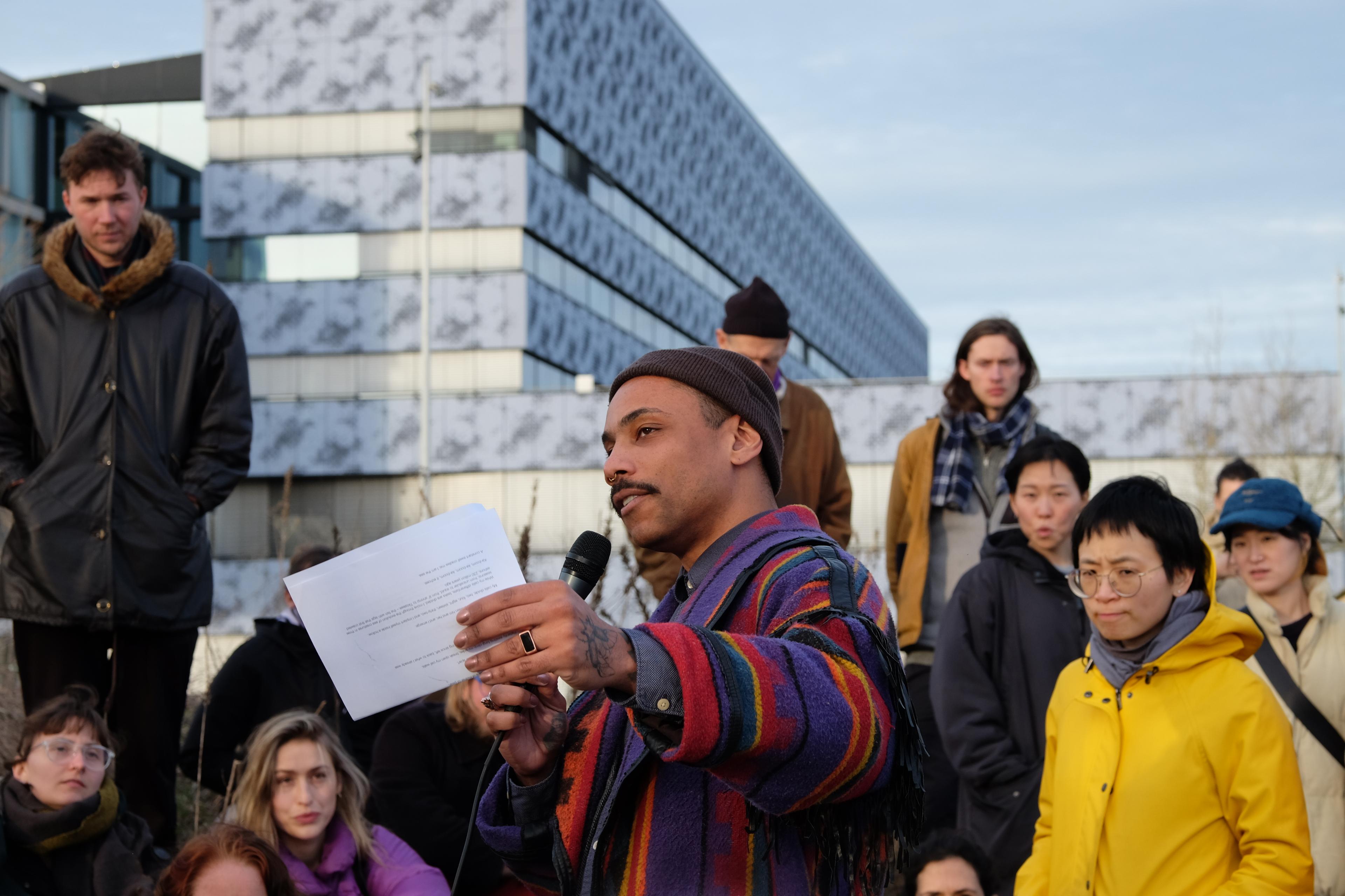 Gezamenlijke opgraving tijdens het artistieke veldwerk - 16 maart 2023