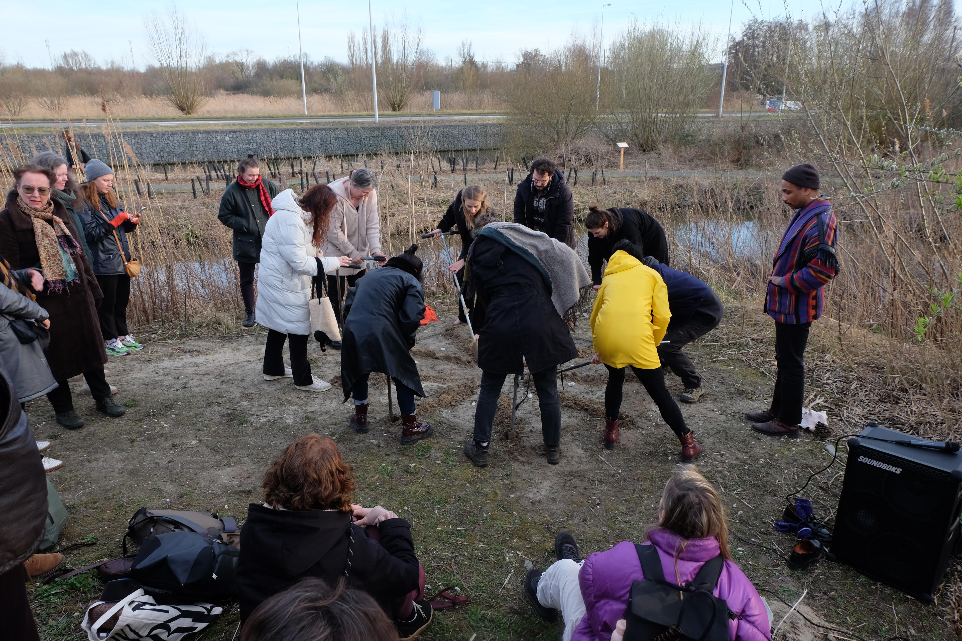 Gezamenlijke opgraving tijdens het artistieke veldwerk - 16 maart 2023