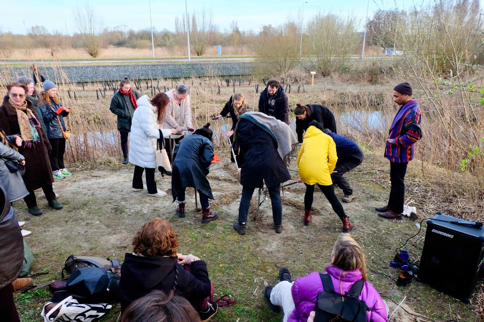 Gezamenlijke opgraving tijdens het artistieke veldwerk