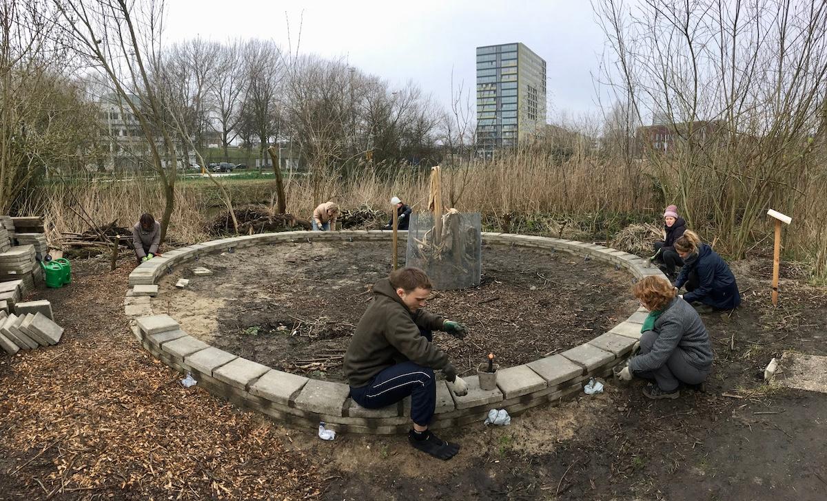 Mensen aan het werk in Anna's tuin