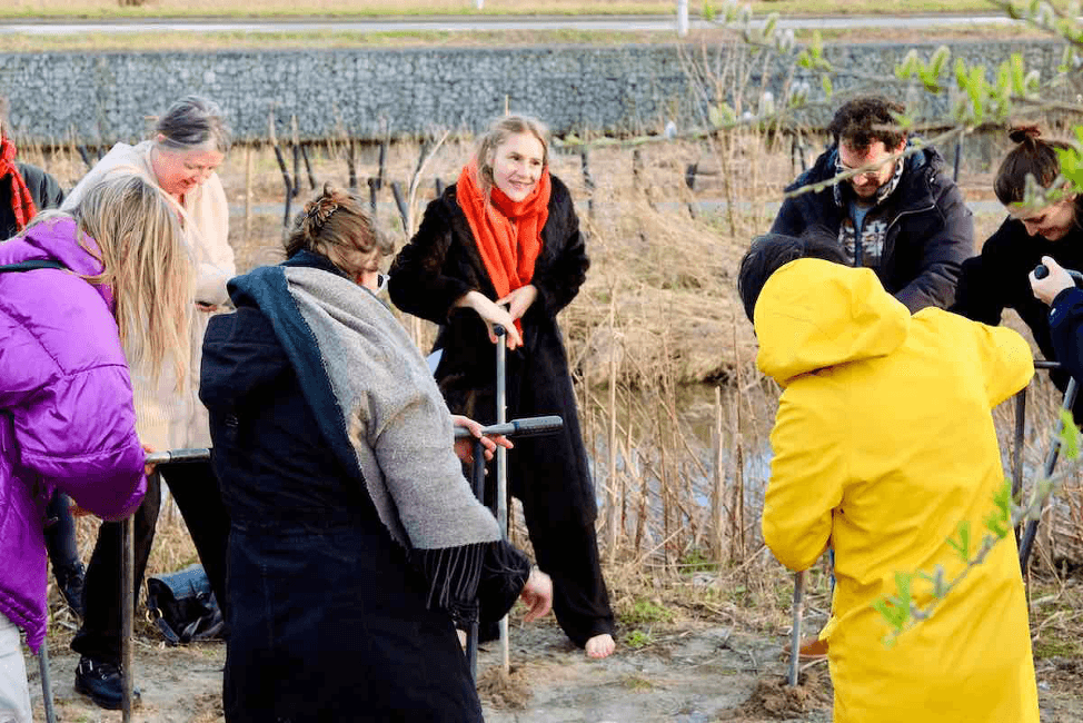 Esmee Geerken graaft in de grond