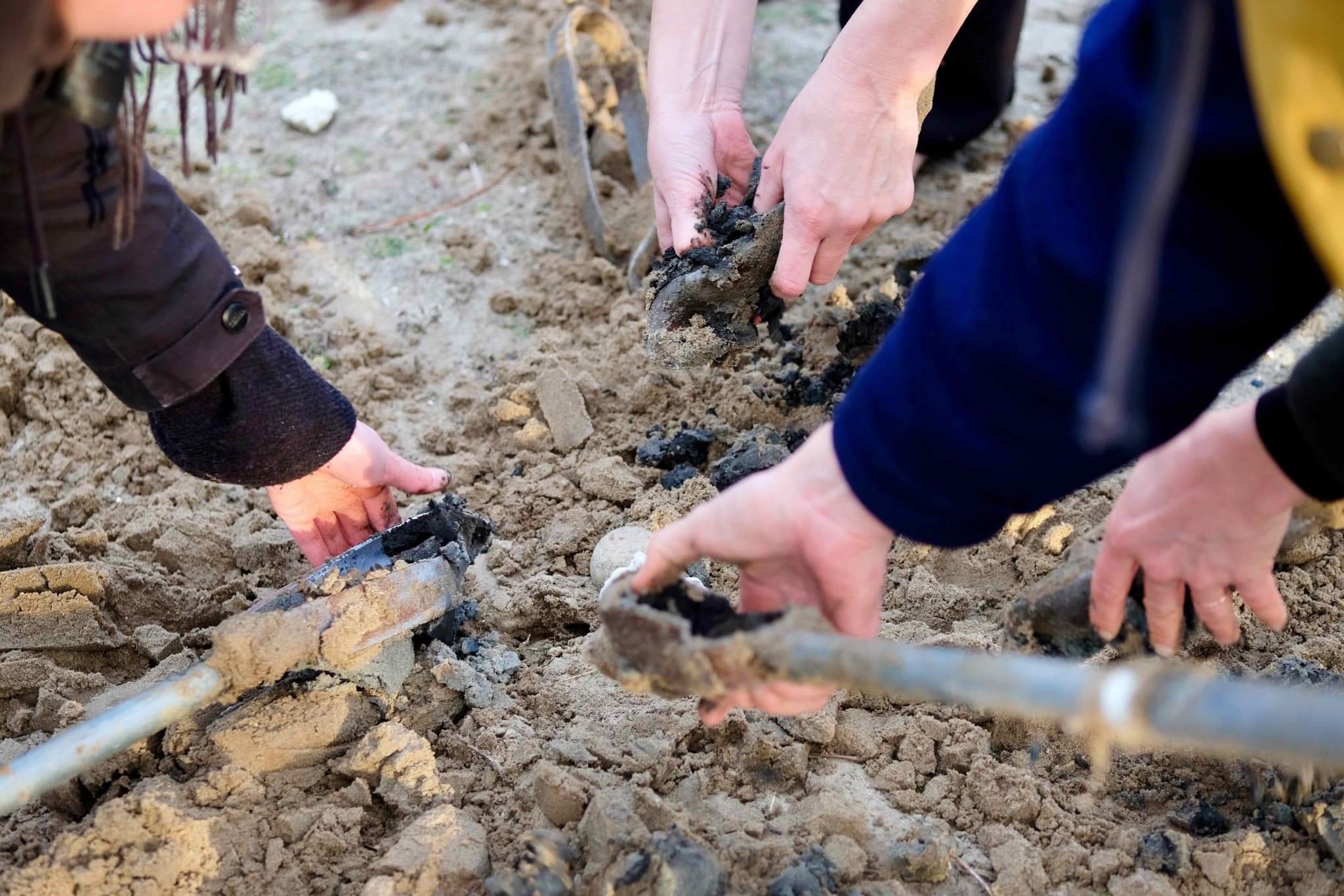 Deelnemers aan het Artistiek Veldwerk graven veen op bij Esmee's locatie